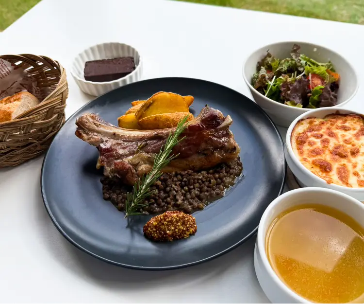 豚スペアリブコンフィ レンズ豆のソース添え