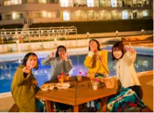 女性たちとプールサイド